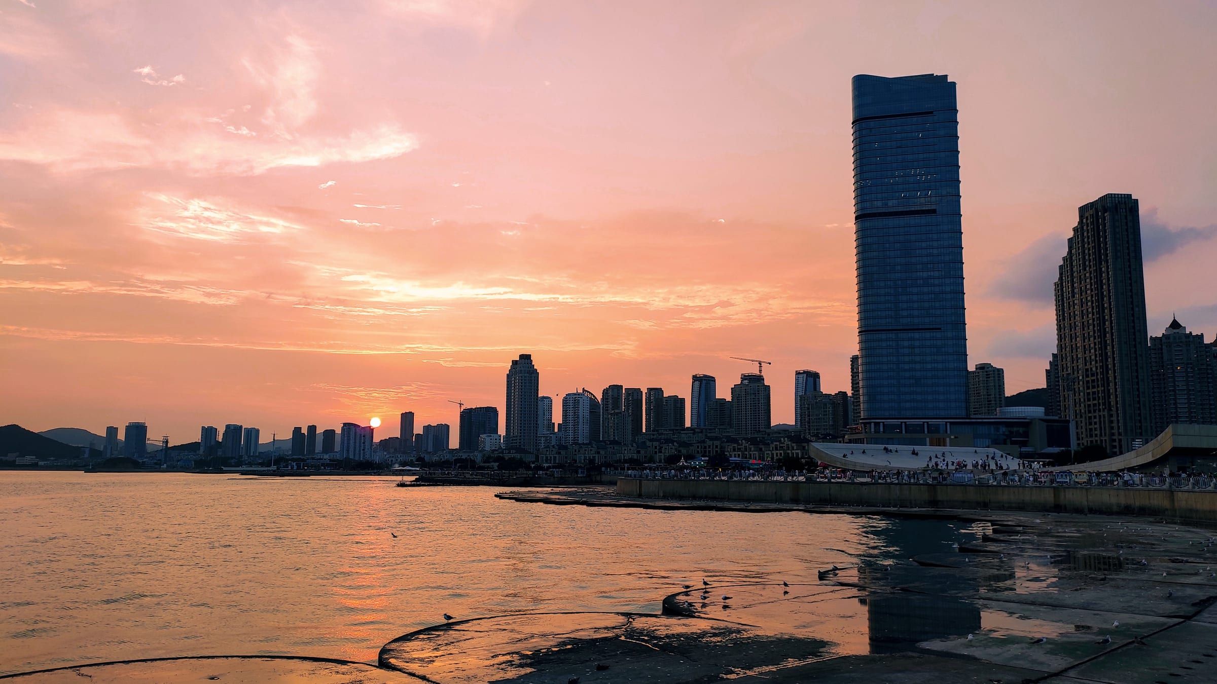 星海湾日落时的城市天际线